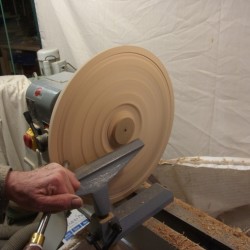 un grand plat tourne