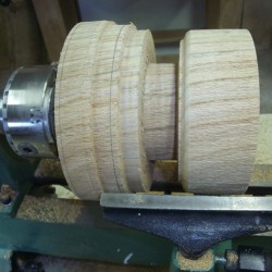 une lanterne en bois